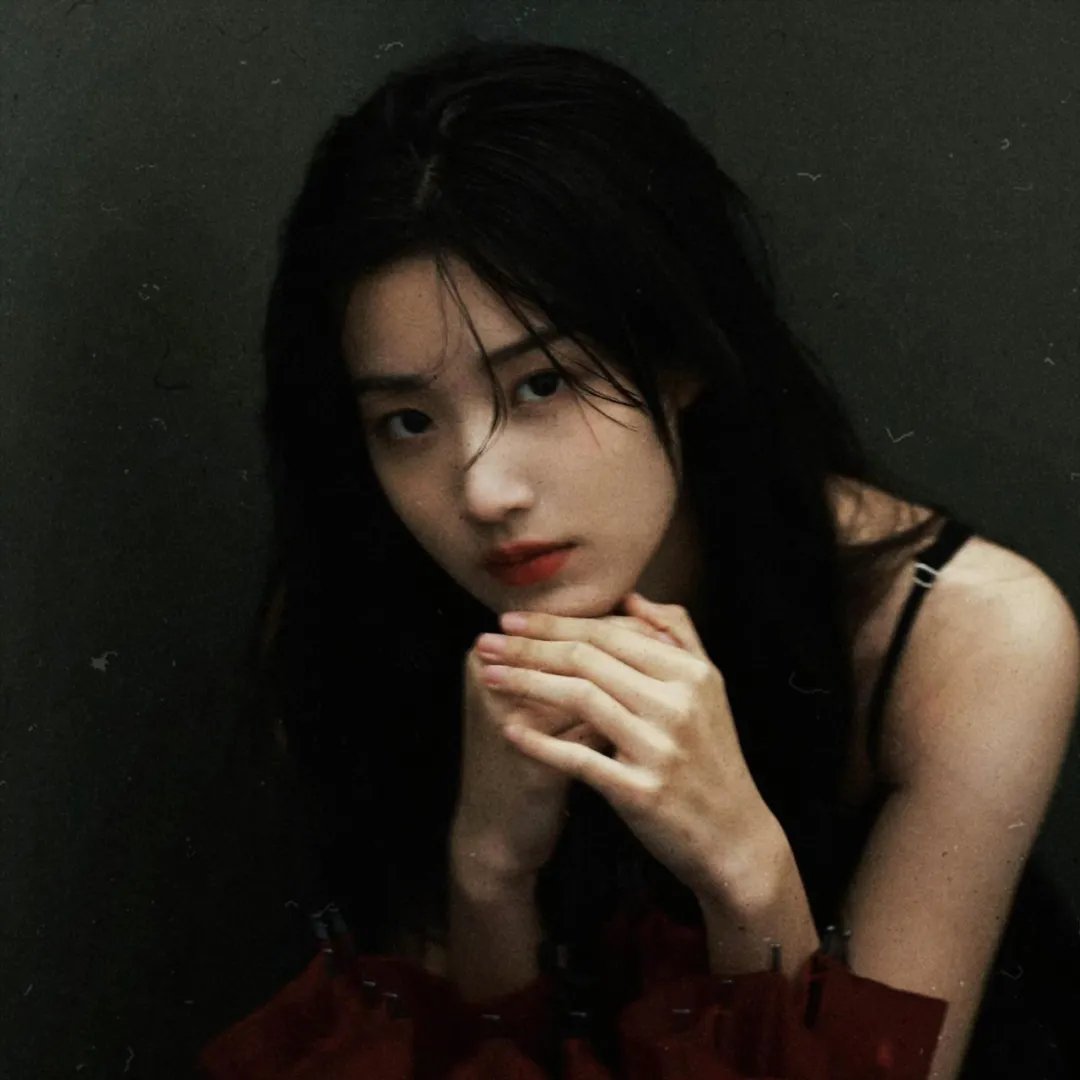 踉跄的女孩
